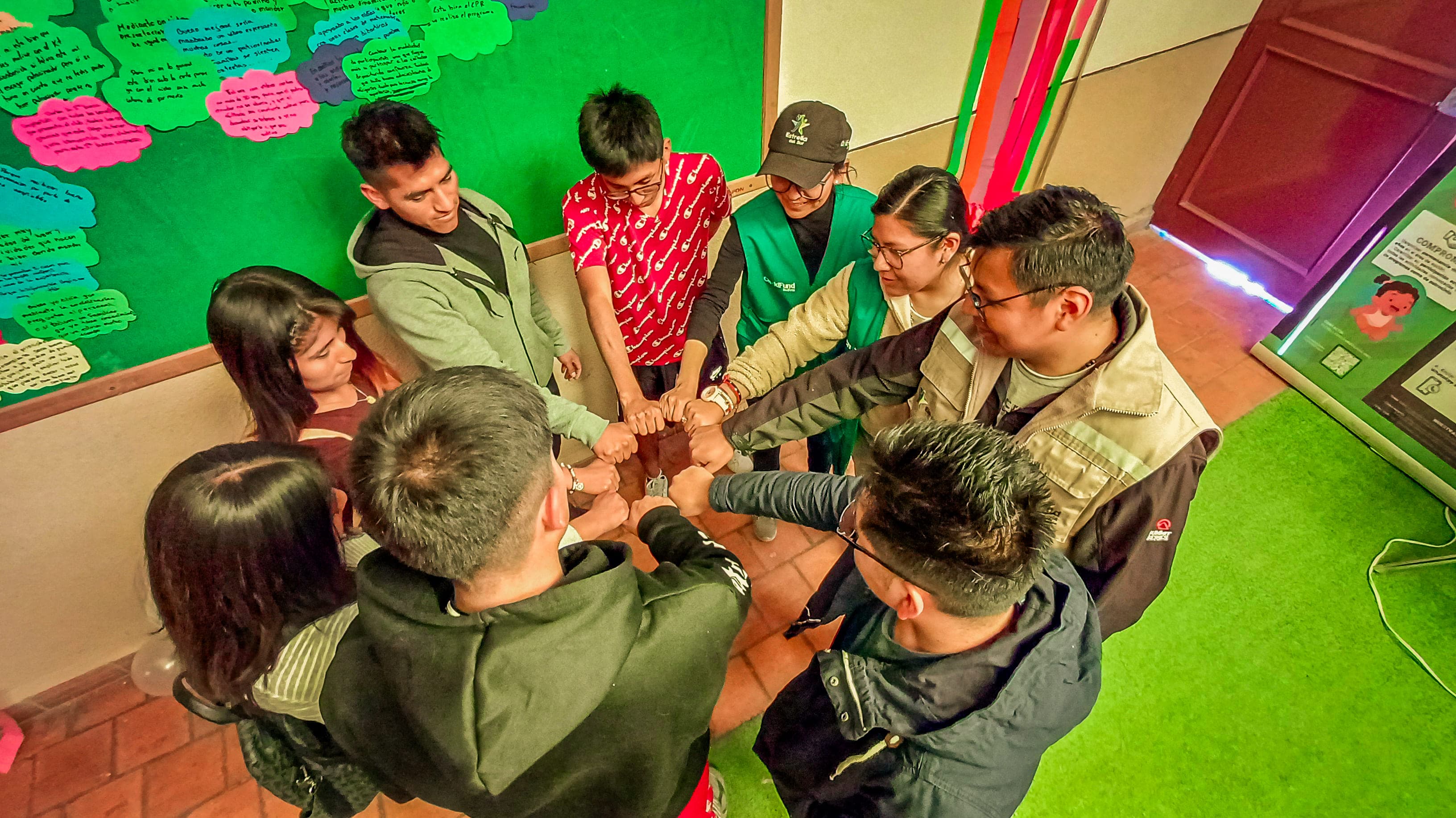 Personas trabajando juntas en comunidad